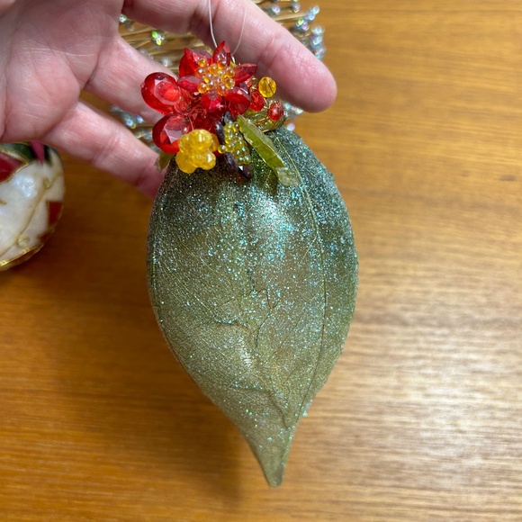 3 Pretty Christmas Ornaments - Picture 5 of 7